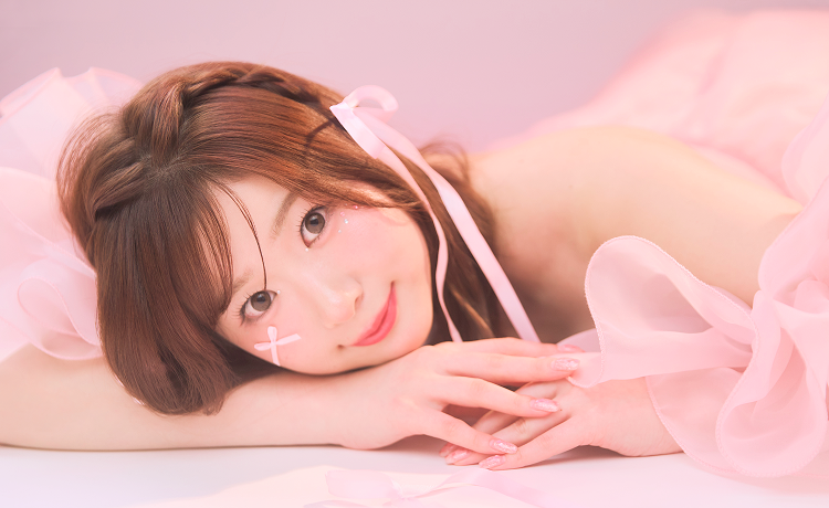 横になってる女性