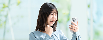 喜ぶ女性