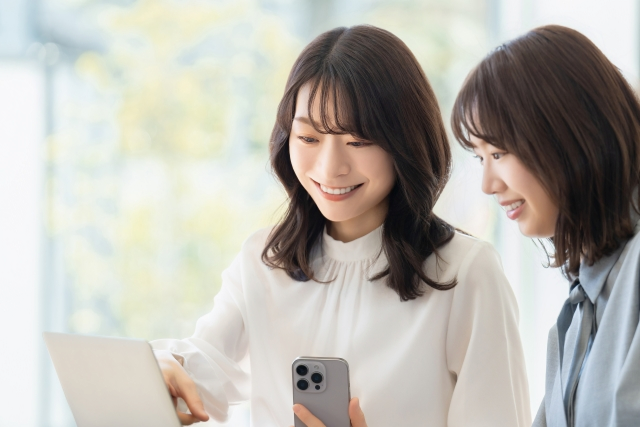 相談してる女性たち