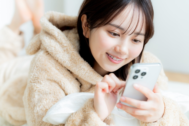 携帯を見ている女性